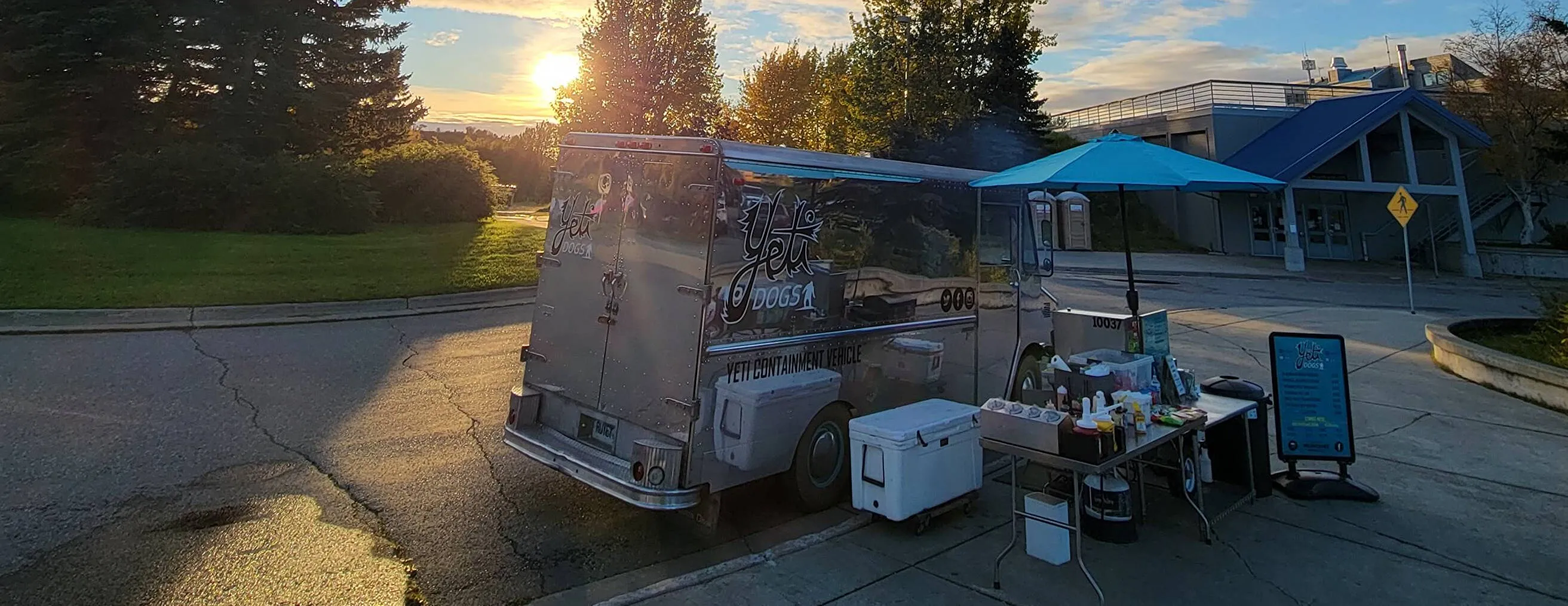 The Yeti Dogs silver food truck under the aurora in Anchorage